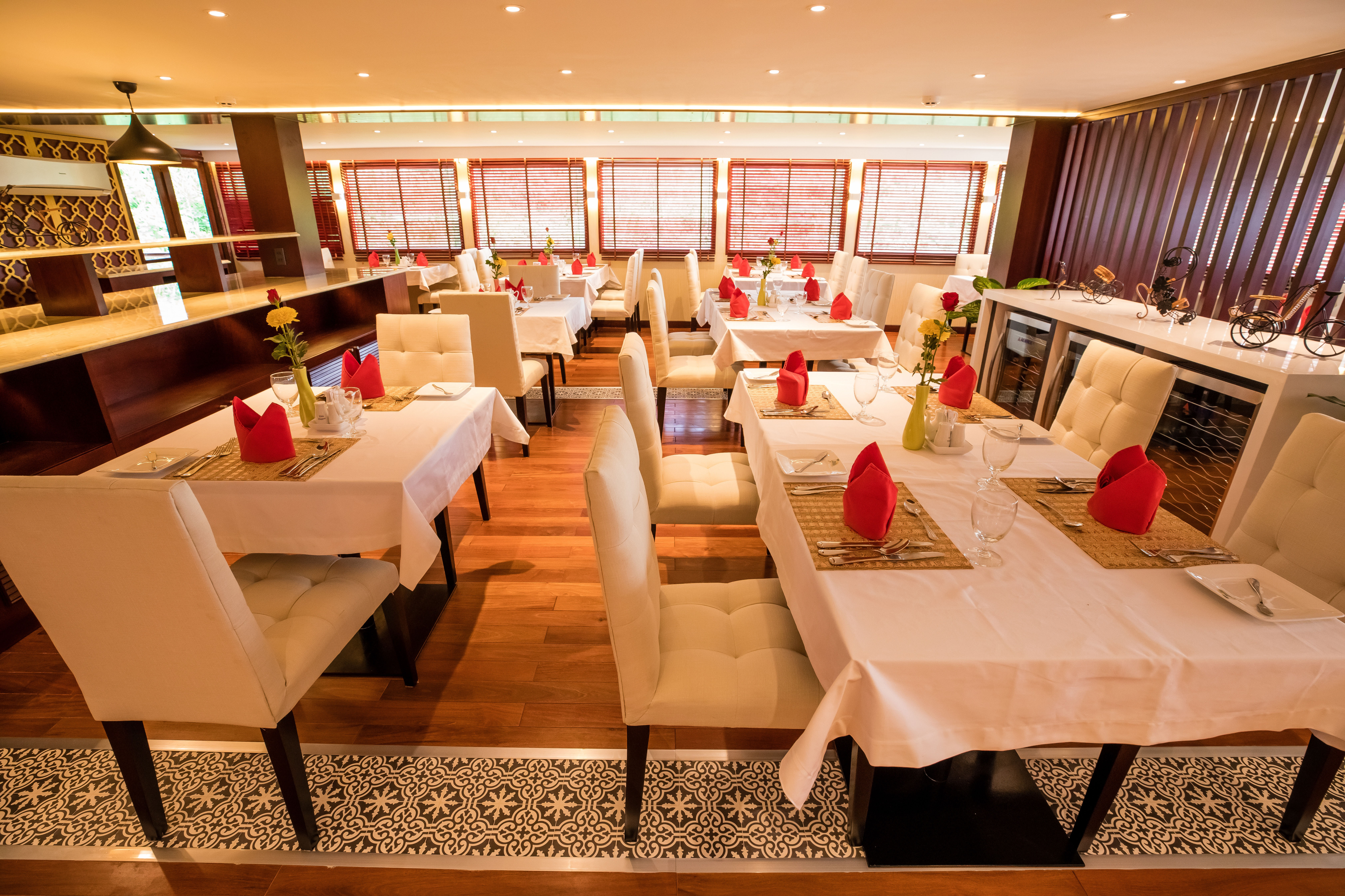CroisiEurope RV Lan Diep Restaurant 1.jpg